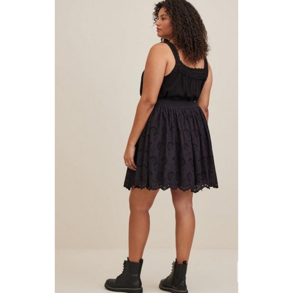 NWT Torrid Black Embroidered Cotton Smocked Ruffle Skirt Size 1 - Picture 2 of 9